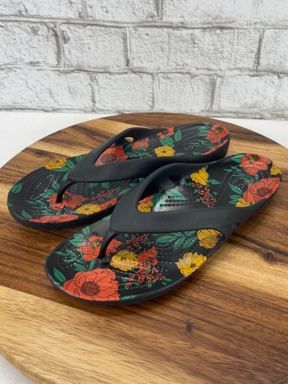 Crocs Kadee II Womens Sz. 9 Black Floral Print Thong Flip Flops 206097